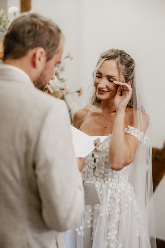 Brautpaar liest Eheversprechen vor, elegante Hochzeitspapeterie für ästhetische Hochzeiten