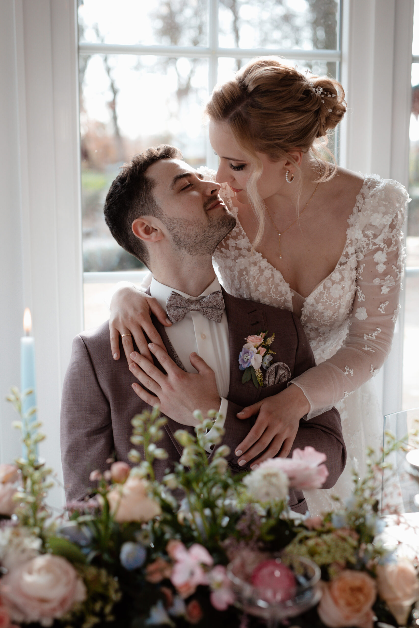 Stilvolles Brautpaar am Hochzeitstag, elegante Hochzeitskarten für freie Trauung