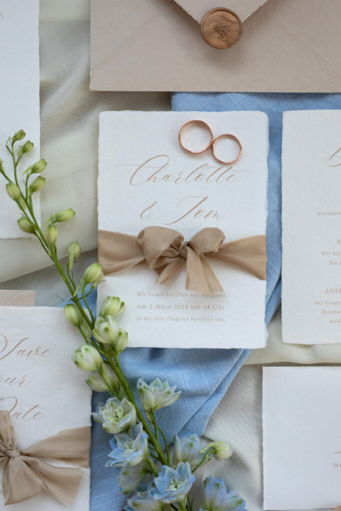 Luxuriöse Hochzeitseinladung auf Büttenpapier und mit Seidenband, beige Hochzeitskarten