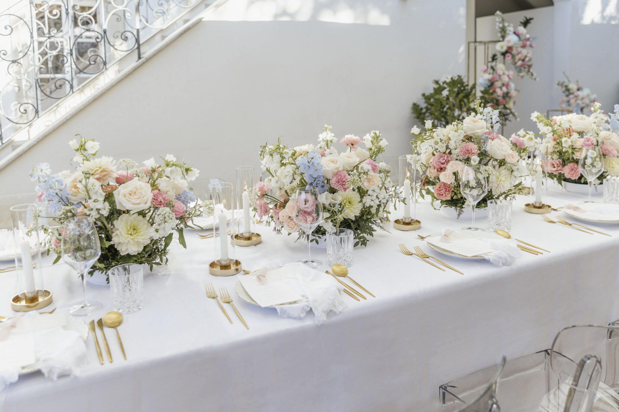 Frühlingshafte Tischdekoration auf Hochzeitstisch mit eleganten Menükarten