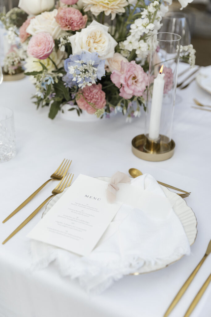 Elegante Menükarte auf Hochzeitstisch in rose und blau