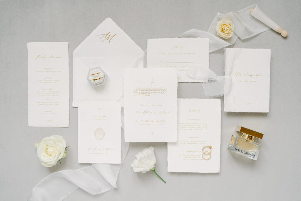 Elegante, minimalistische Hochzeitspapeterie für Schlosshochzeit in gold und weiß