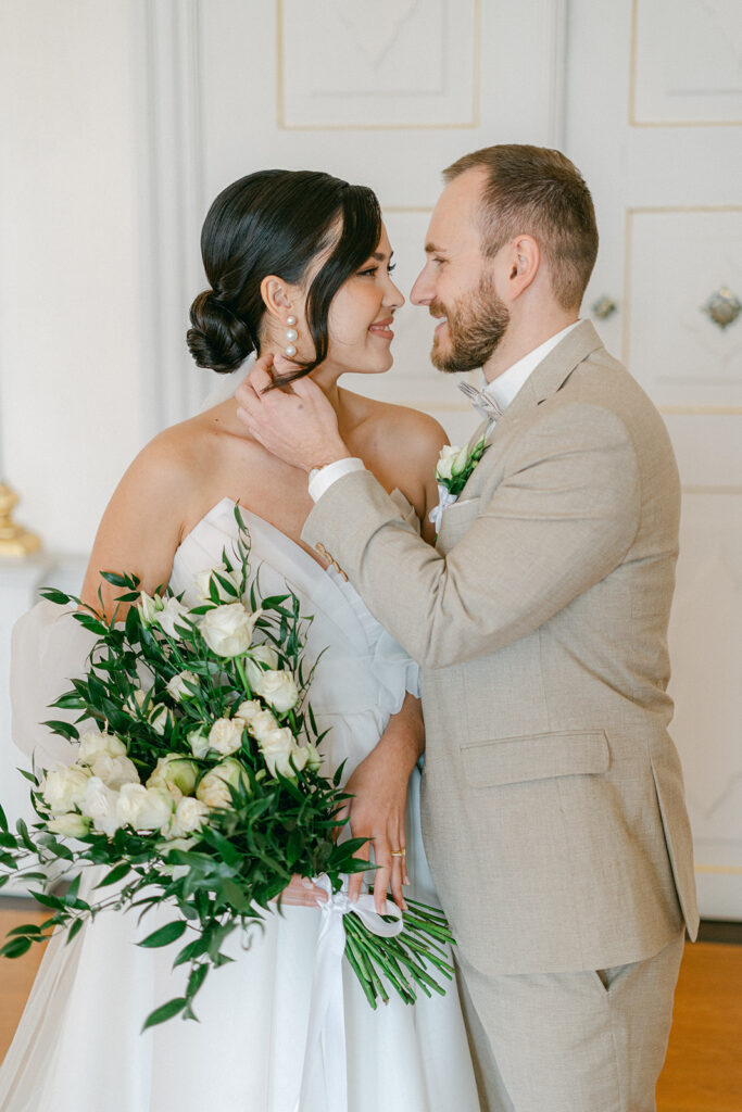 Ästhetisches Brautpaar bei Hochzeit im Schloss mit hochwertiger Hochzeitspapeterie