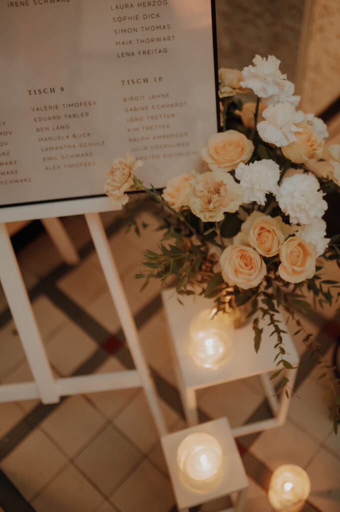 Großer Sitzplan für Hochzeit auf Staffelei in beige