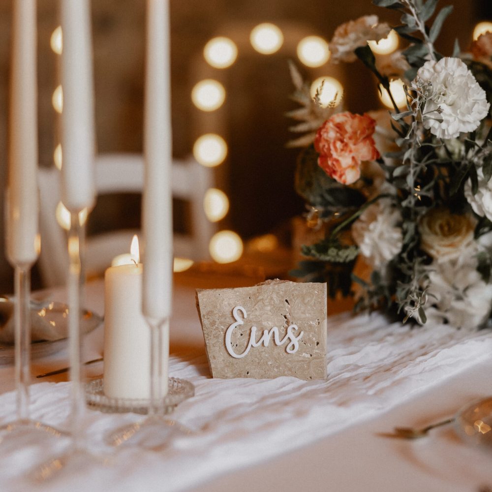 Tischnummer für Hochzeit auf Stein