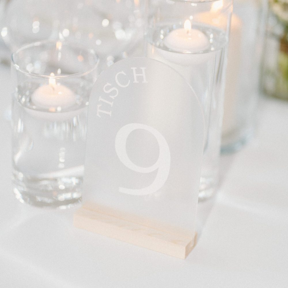 Elegante Tischnummer auf milchigem Acrylglas für Hochzeit