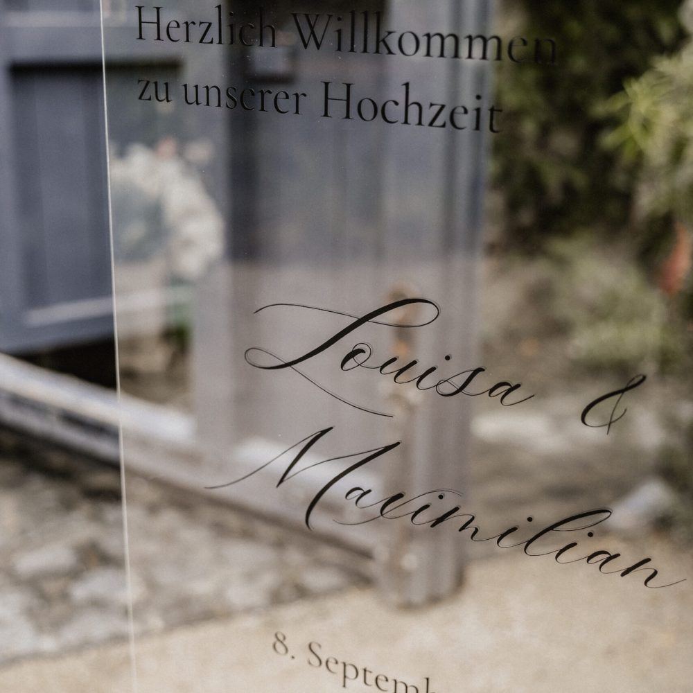 Besonderes Willkommensschild für Hochzeit auf Acrylglas